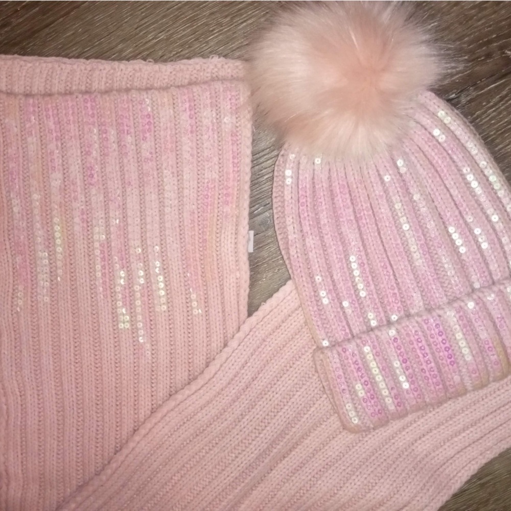 NWOT Isaac Mizrahi Scarf and Hat Set
